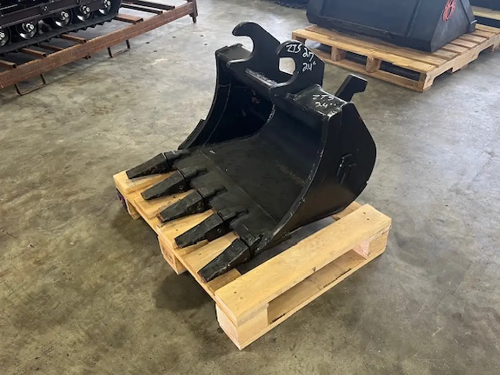 Blue Diamond 24" Dirt Bucket With Teeth, Wedge Coupler Design For Deere / Hitachi 27/35 Models 1