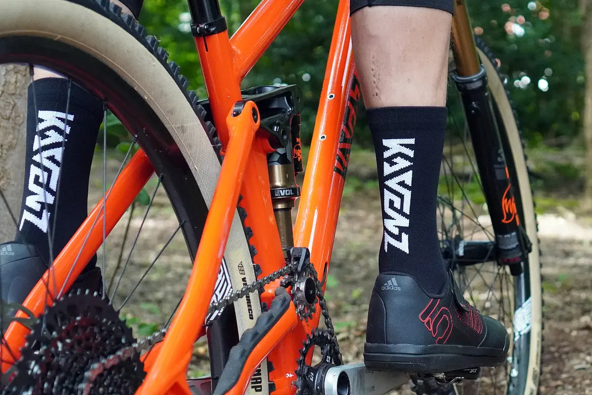 Kavenz Crew Socks Black And White 1