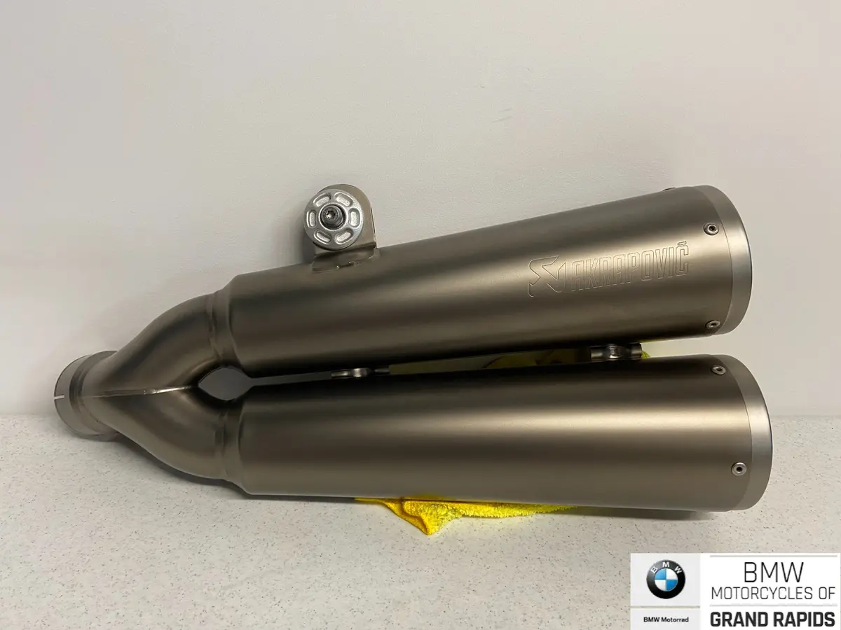 R Nine T Exhaust 2016-2019 Akrapovic Dual Outlet 18518544817 1